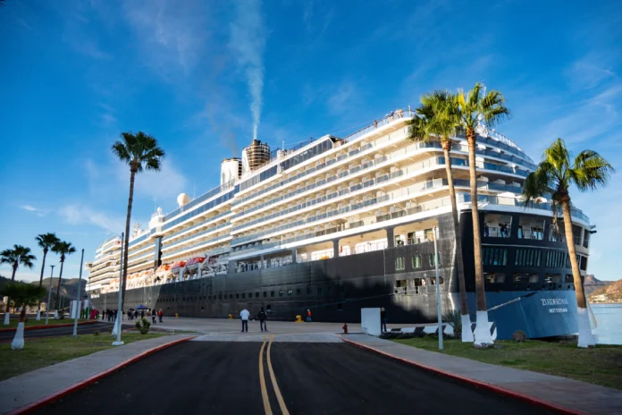 Crucero internacional arribando al Puerto de Guaymas en Sonora