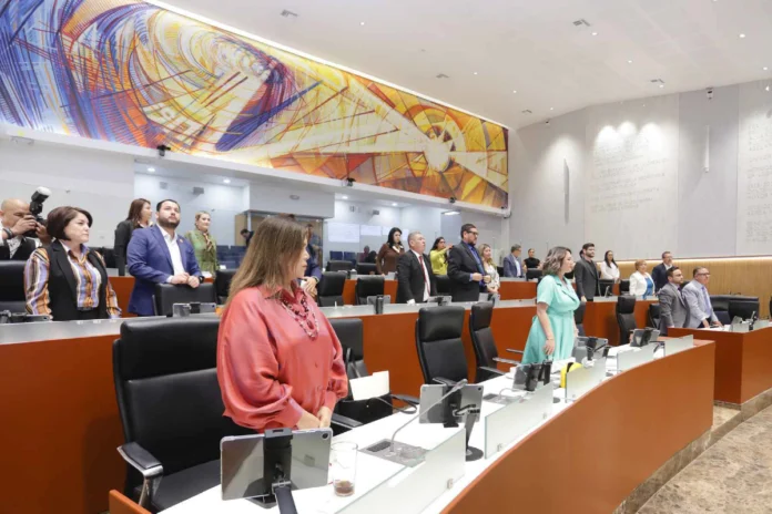 Diputados del Congreso de Sonora durante sesión donde aprobaron jornada laboral de 40 horas