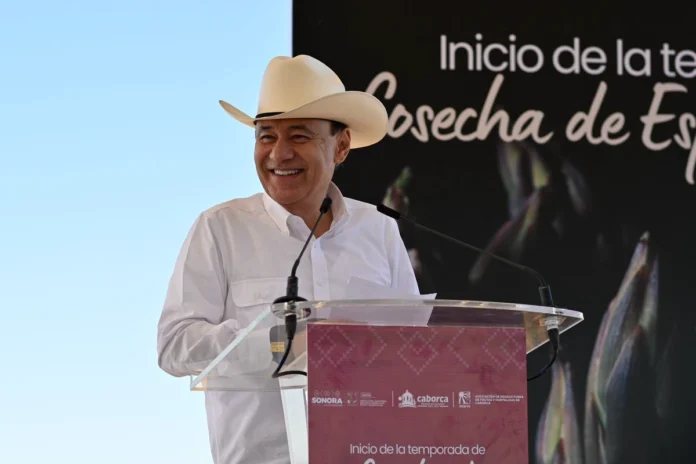 Gobernador Alfonso Durazo durante gira de trabajo en el noroeste de Sonora entregando apoyos sociales