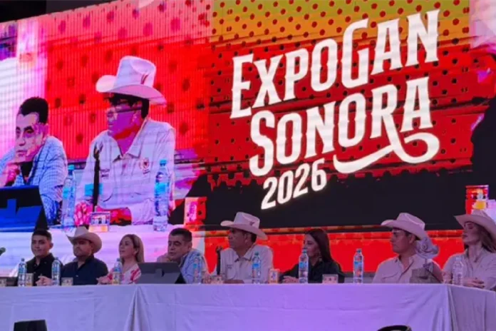 Escenario principal del Teatro del Pueblo en Expogan Sonora 2026 con público en Hermosillo