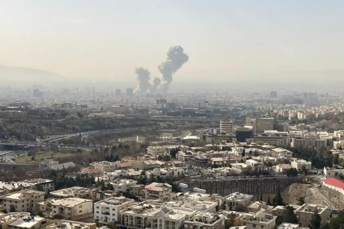 Explosiones en Teherán tras ofensiva militar de Israel y Estados Unidos contra Irán