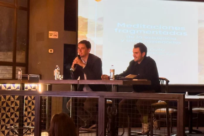 Juan Carlos Puebla durante la presentación de su libro Meditaciones Fragmentadas en Hermosillo