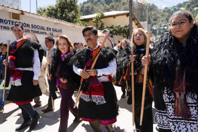 Ministros de la Suprema Corte sesionando en la plaza pública de Tenejapa Chiapas con trajes tradicionales tsotsiles