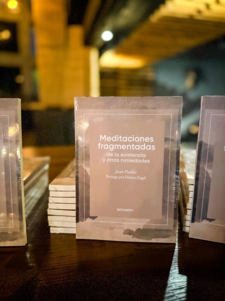Juan Carlos Puebla durante la presentación de su libro Meditaciones Fragmentadas en Hermosillo