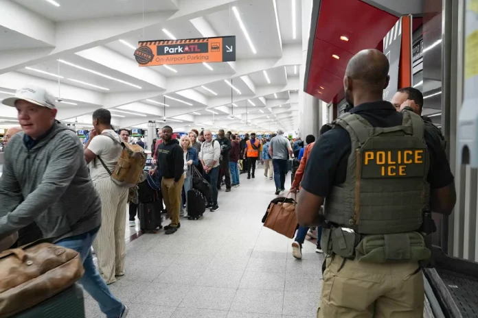 Agentes del ICE en aeropuerto de Nueva York durante crisis operativa de seguridad