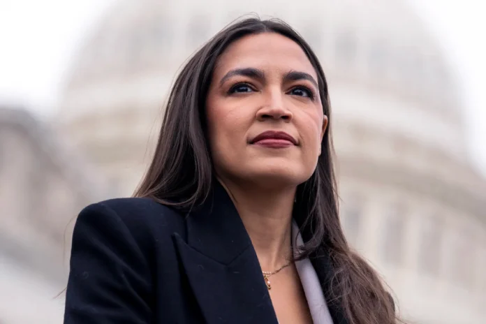 Alexandria Ocasio-Cortez criticando a Donald Trump por ataques en Irán y vinculándolos con el caso Epstein