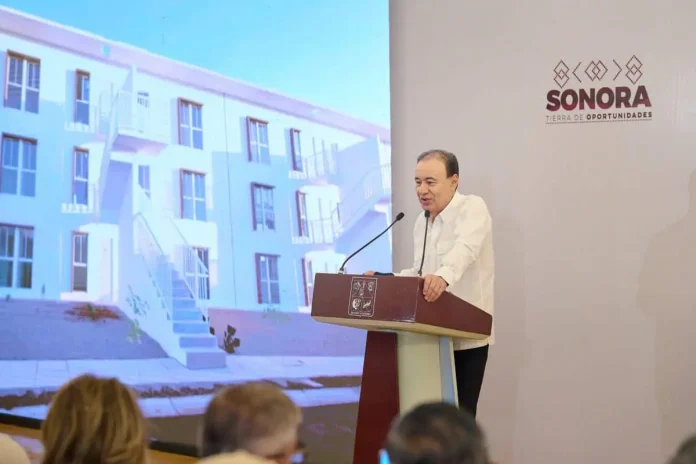 Alfonso Durazo supervisa construcción de viviendas en Sonora