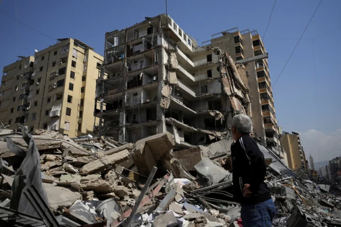 Centro de salud destruido tras bombardeo israelí en Burj Qalawiya, Líbano