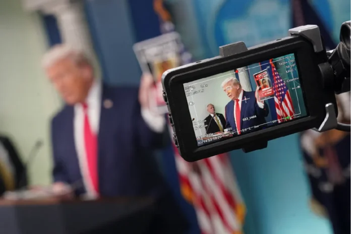 Donald Trump durante declaración sobre medios y Guerra en Irán