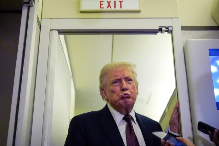 Donald Trump hablando con periodistas a bordo del Air Force One sobre Cuba e Irán