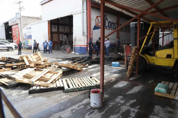 Incendio en bodega de Construrama al norte de Hermosillo