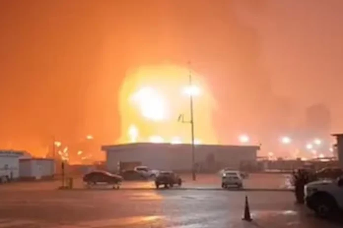 Incendio en refinería Olmeca de Dos Bocas con humo tras explosión en Tabasco