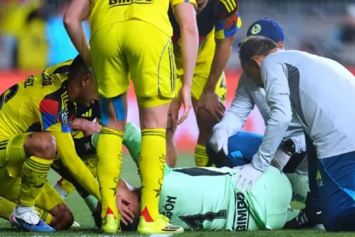 Luis Ángel Malagón sale lesionado en camilla durante el partido América vs Philadelphia Union en Concachampions