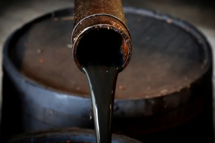 Precio del petróleo supera los 115 dólares por barril tras ataques en Irán