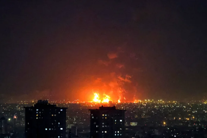 Refinería en Haifa tras ataque con misiles iraníes Kheibar Shekan durante la operación Promesa Verdadera 4