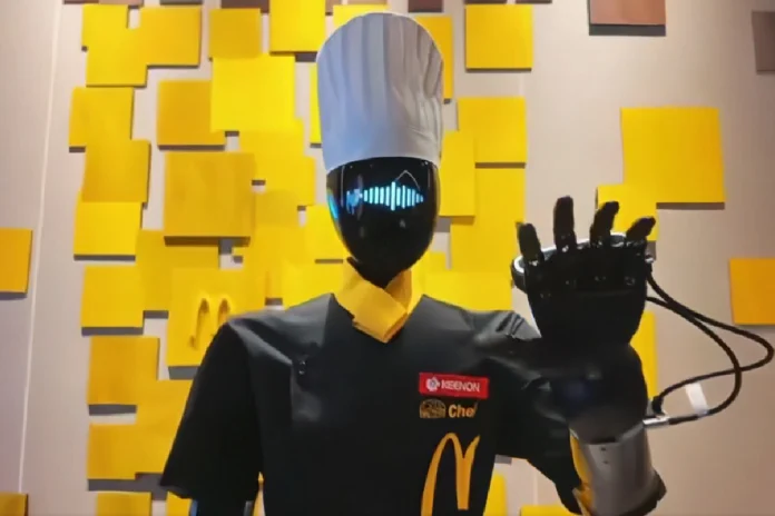 Robot humanoide atendiendo clientes en McDonald’s de Shanghái