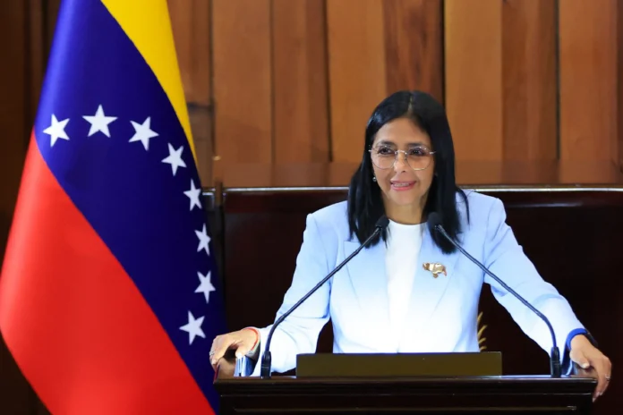 Delcy Rodríguez sigue en el poder pese a vencer su interinato