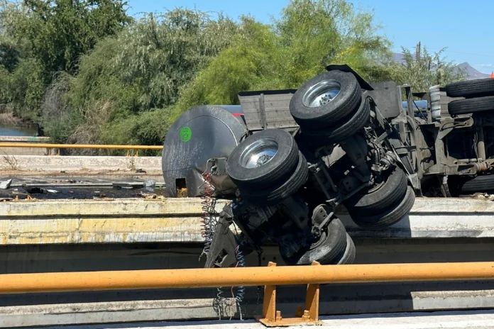 Derrame de sulfato de aluminio en Cajeme cierra carretera 15