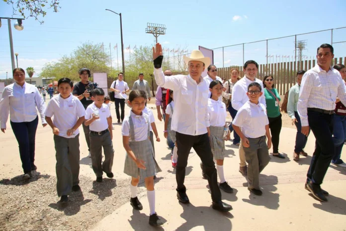 Entrega de uniformes escolares gratuitos en Sonora 2026