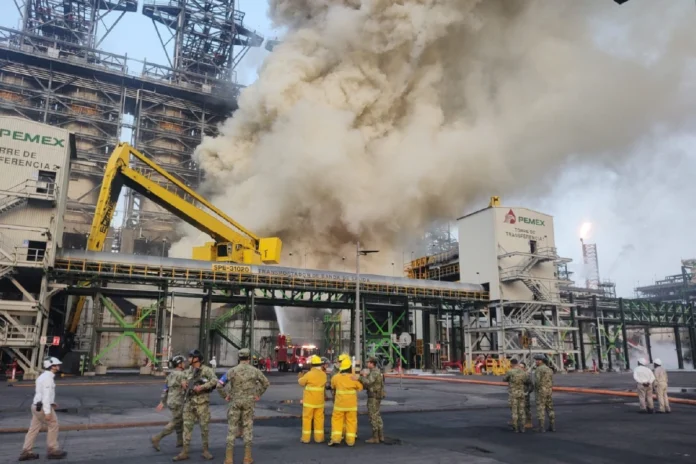 El coque se convierte en el nuevo dolor de cabeza de Pemex tras incendio en Dos Bocas