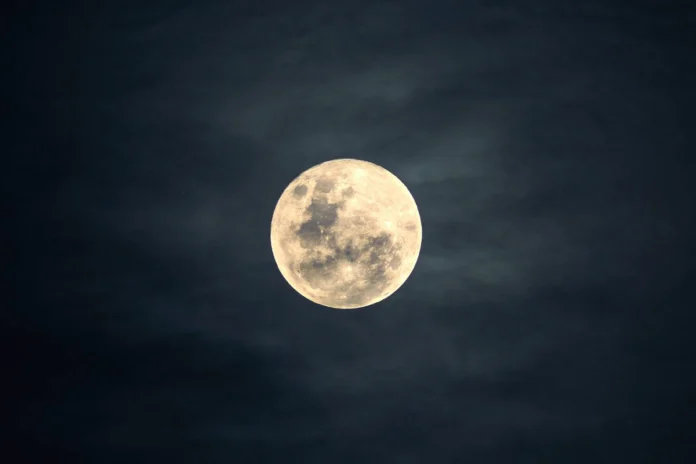 La luna nueva de abril se vuelve viral
