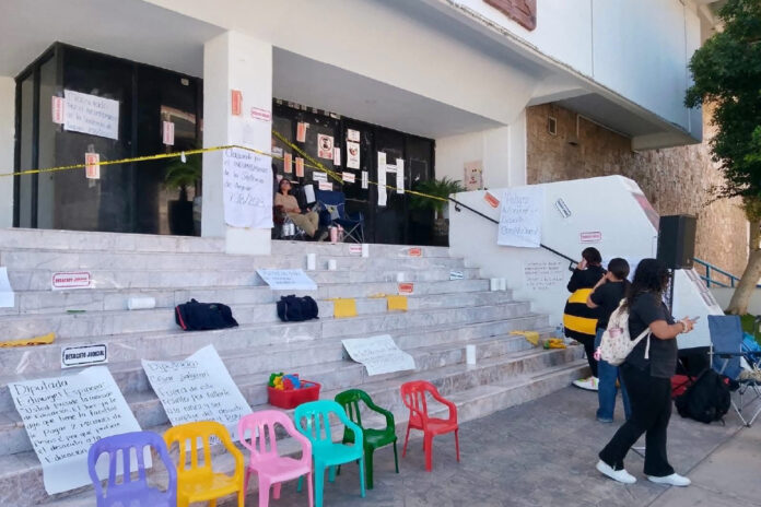 Mantienen estancias infantiles cierre del Congreso en Sonora por segundo día
