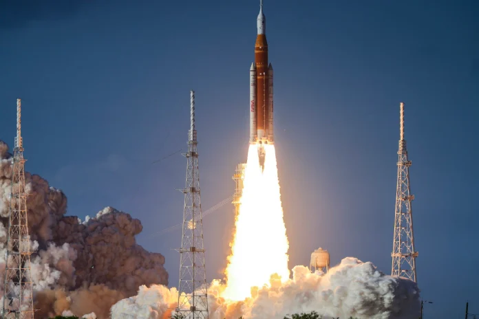 Nave Orión de la NASA viajando hacia la Luna durante misión Artemis II