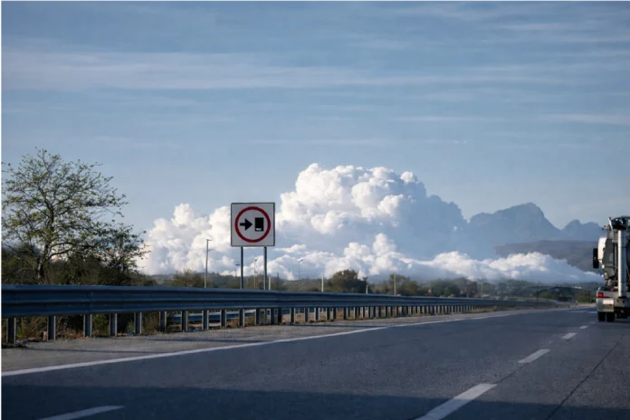 Pipa con amoniaco vuelca y cierra la Guaymas-Hermosillo