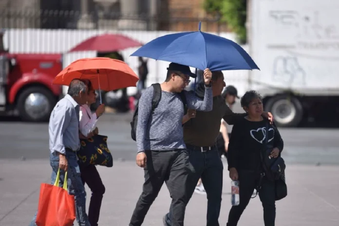 Hermosillo, Sonora.— Las altas temperaturas regresan con fuerza al estado y podrían superar los 45 grados centígrados durante este fin de semana, especialmente en municipios del centro y noroeste. El calor no solo incomoda: también representa un riesgo real. Médicos advierten que la exposición prolongada puede provocar deshidratación, golpes de calor y complicaciones graves, principalmente en niños y adultos mayores. En Hermosillo, la sensación térmica podría ser aún más alta debido a las condiciones del ambiente. Las autoridades recomiendan evitar salir en horas críticas, hidratarse constantemente y prestar atención a síntomas como mareo o fatiga. El aumento del calor ha sido más frecuente en los últimos años, lo que obliga a la población a tomar medidas preventivas cada vez más estrictas. ¿Tu colonia ya está sintiendo este calor intenso? Cuéntanos.