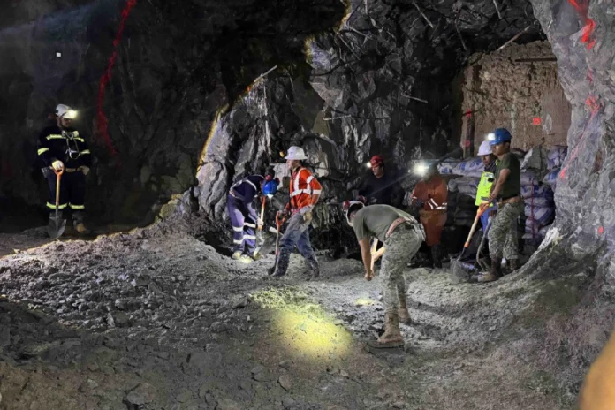 Rescatan con vida a minero en Sinaloa tras casi dos semanas atrapado