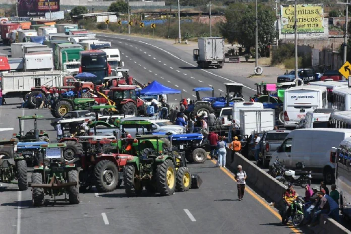 Bloqueos de transportistas en México: exigen quitar IEPS al diésel y eliminar retenes