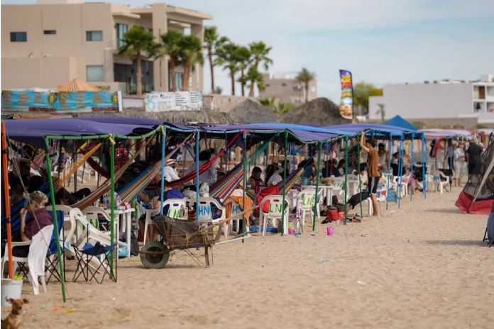 Turistas llenan la playa de Bahía de Kino durante Semana Santa en Sonora