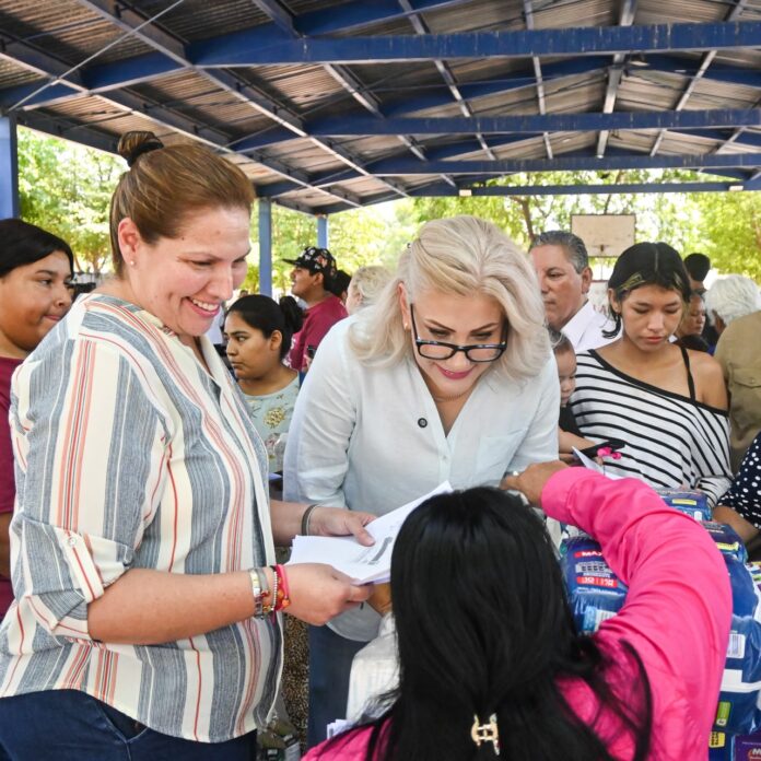 Claudia Santacruz durante la Feria por la Paz en el ejido El Portón de Cajeme