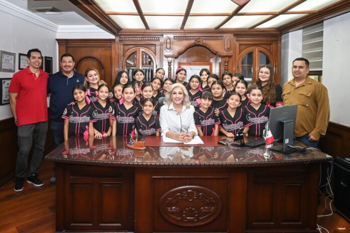 Claudia Santacruz entrega material deportivo a las Yaquesitas de Estación Corral en Cajeme
