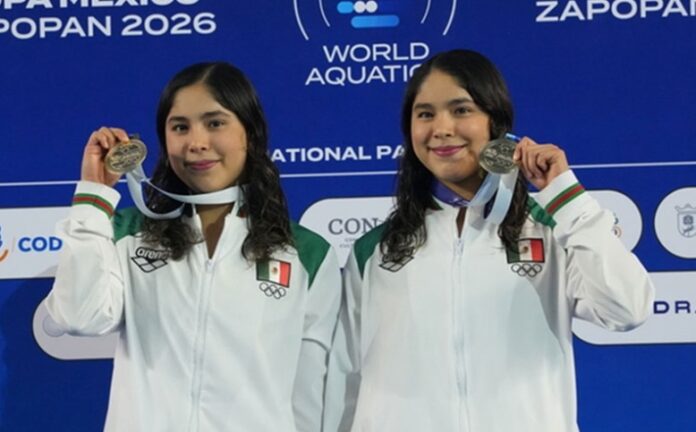 Lía y Mía Cueva celebran la medalla de oro en la Copa México de Clavados