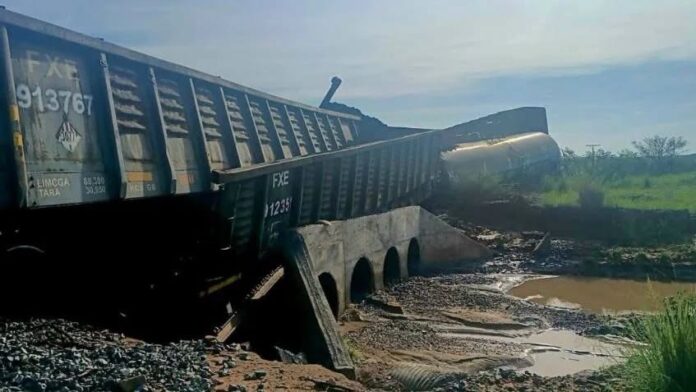 Descarrilamiento de tren de Ferromex con productos químicos en Naco, Sonora