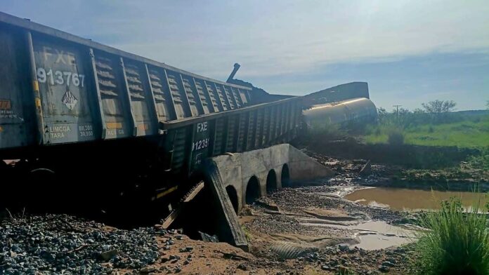 Tren descarrilado en Naco tras el derrame de sustancias químicas en Sonora