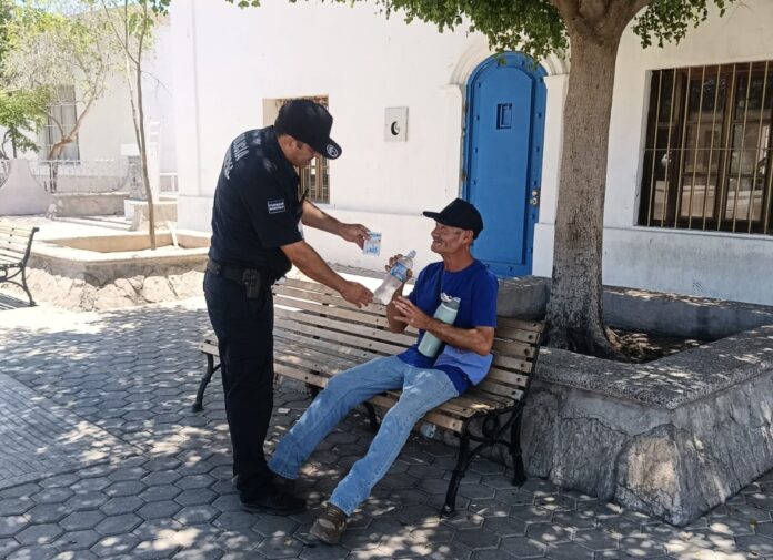 Personal del Gobierno de Hermosillo distribuye agua durante operativo de hidratación por altas temperaturas