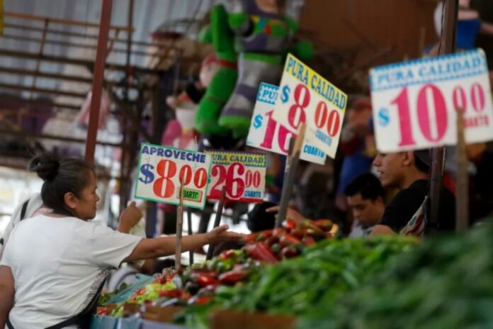 Personas realizando compras tras reporte de inflación en México de 3.1%