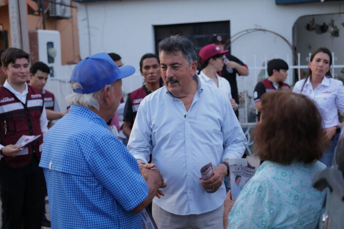Javier Lamarque dialoga con familias durante recorrido en la colonia México de Ciudad Obregón