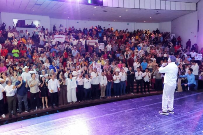 Javier Lamarque durante una asamblea informativa en Guaymas como parte de su gira por Sonora