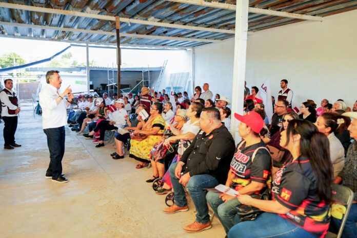 Javier Lamarque durante recorrido en la colonia Las Amapolas de Hermosillo junto a vecinos