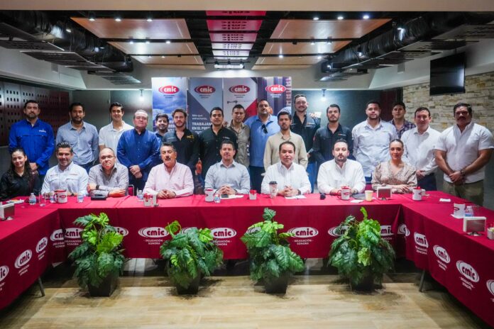 Javier Lamarque durante reunión con empresarios de la CMIC en Hermosillo