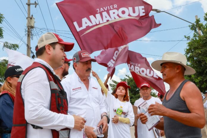 Javier Lamarque durante reunión con ciudadanos en gira por distintas regiones de Sonora