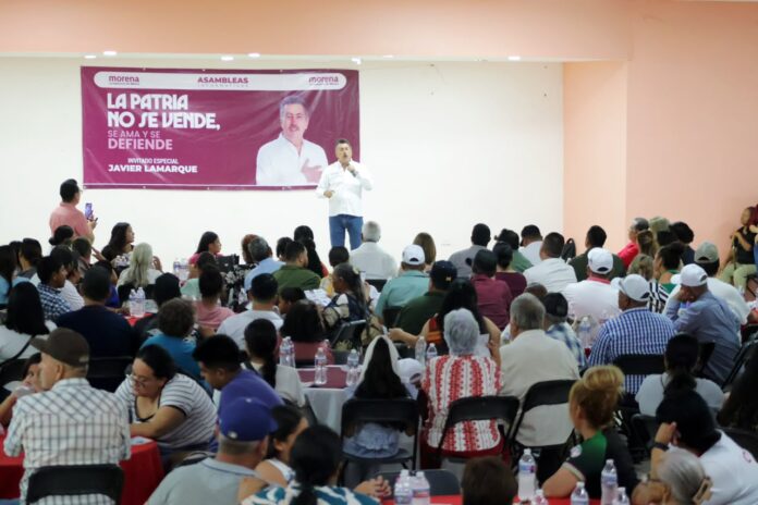 Javier Lamarque durante asamblea informativa en San Ignacio Río Muerto, Sonora