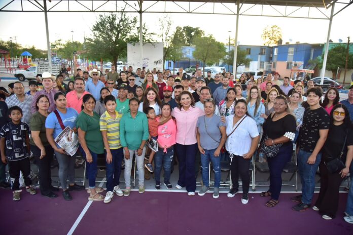 Lorenia Valles durante la asamblea municipal realizada en la colonia Nuevo Hermosillo