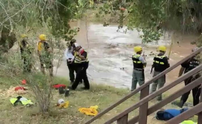 Rescatistas de Bomberos de Nogales y Protección Civil Sonora participan en búsqueda de dos personas en Río Rico, Arizona.