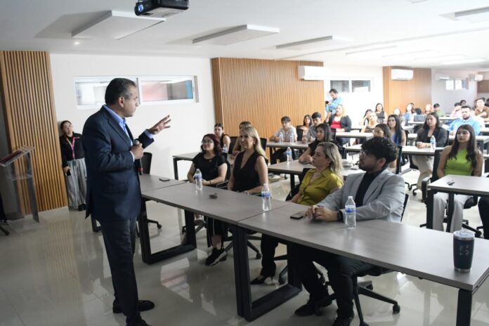 Toño Astiazarán expone resultados de seguridad y crecimiento económico en Hermosillo ante estudiantes universitarios