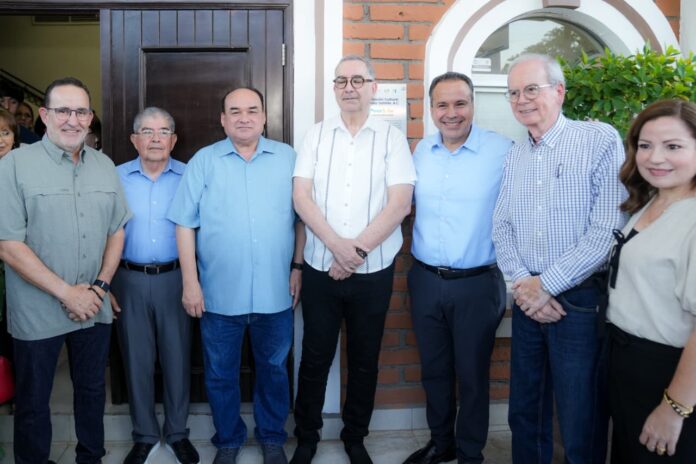 Antonio Astiazarán entrega reconocimiento del programa Peso Solar a la Fundación Cultural de Villa Satélite en Hermosillo.