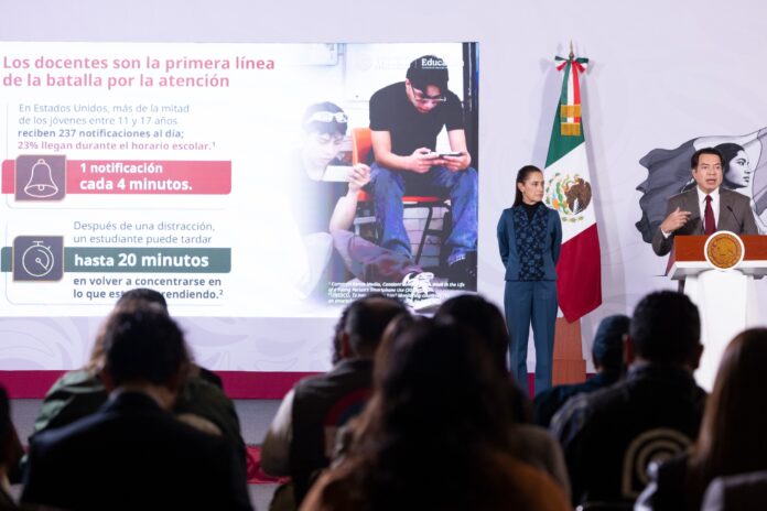 SEP alerta por uso excesivo de celulares y pantallas entre estudiantes